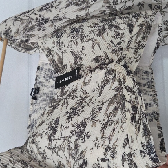 NWT EXPRESS Floral Crop Top and Wide Leg Pant Set, Size L - Picture 7 of 16